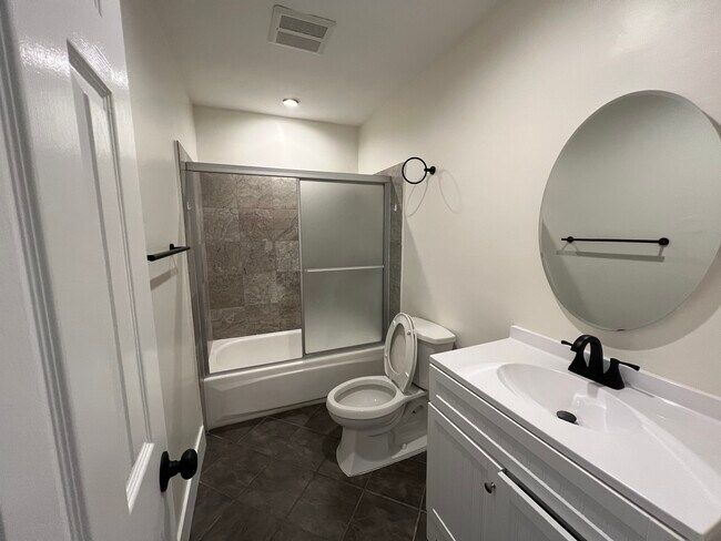 Building Photo - 4325 W 135th St