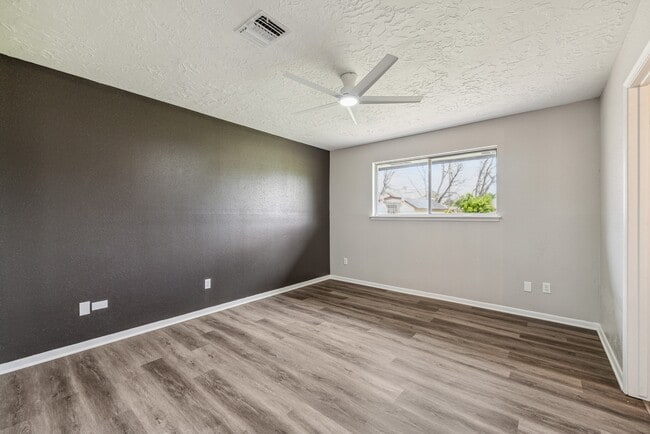 Building Photo - 8414 N Tahoe Dr