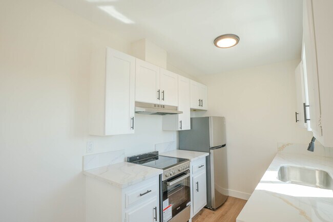 Building Photo - 821 W 167th St
