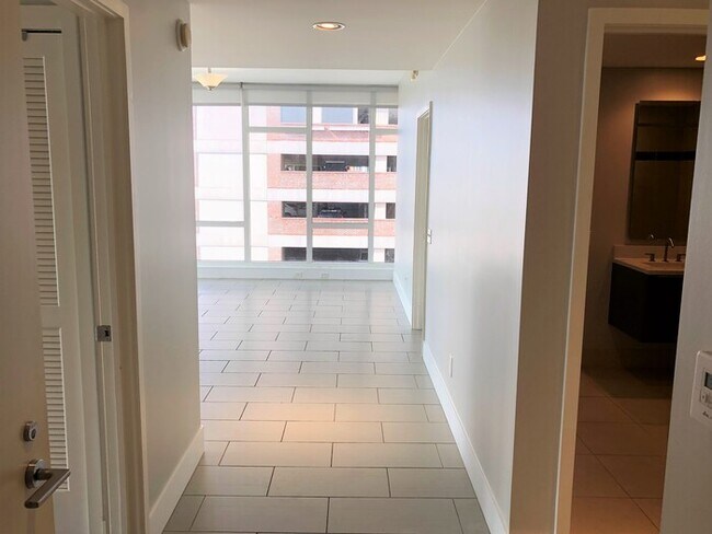 Building Photo - Luxury 2BR Signature Place Condo in Downto...