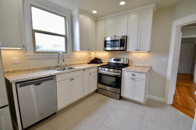 Building Photo - Beautifully Restored, Historic 3 BR + Bonus Room | 1 BA home in the Parkside/Sunset District