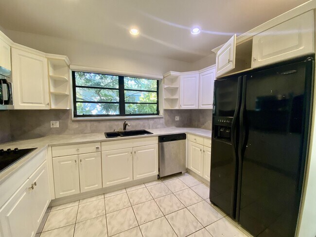 Building Photo - 1101 Bay Dr