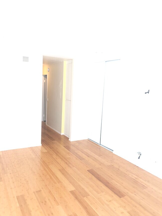 Building Photo - 10751 Wilshire Blvd