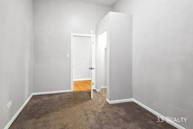 Building Photo - Spacious 4b/2b Top Floor, Wicker Park Avail July 1st!