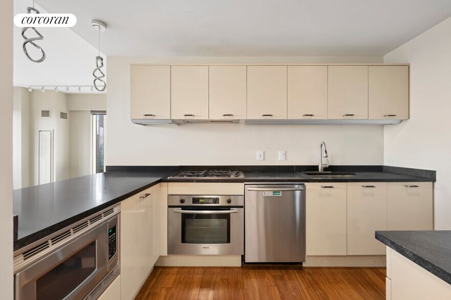 Building Photo - 350 W 42nd St