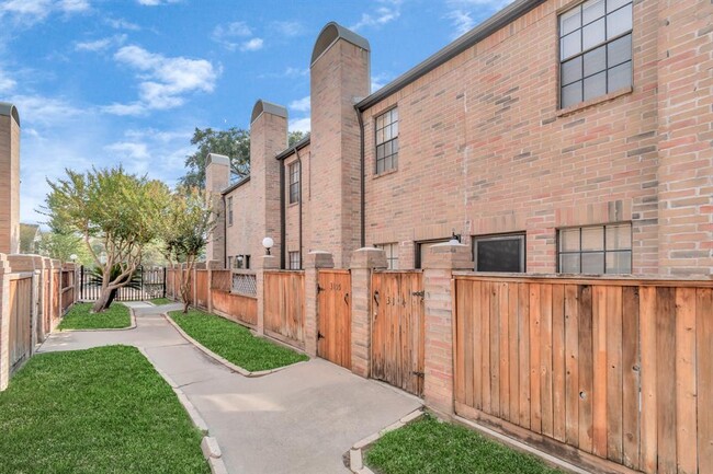 Primary Photo - 9800 Pagewood Ln