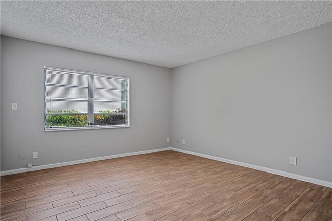 Building Photo - 2161 NE 36th St