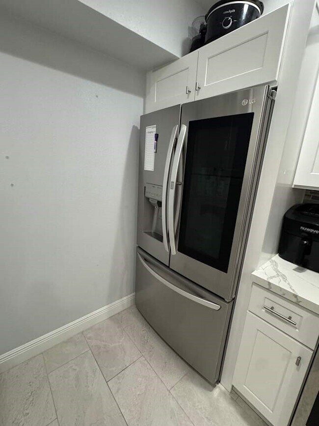 Building Photo - 355 N Post Oak Ln