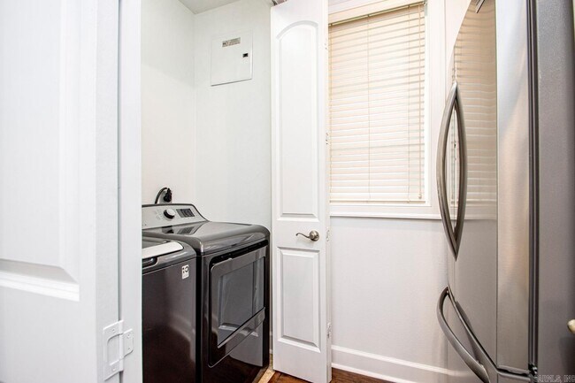 Building Photo - 601 Chenal Woods Dr