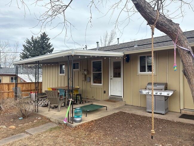 Building Photo - 3 Bed 1 Bath Home W/Large Backyard Walking Distance To Everything.