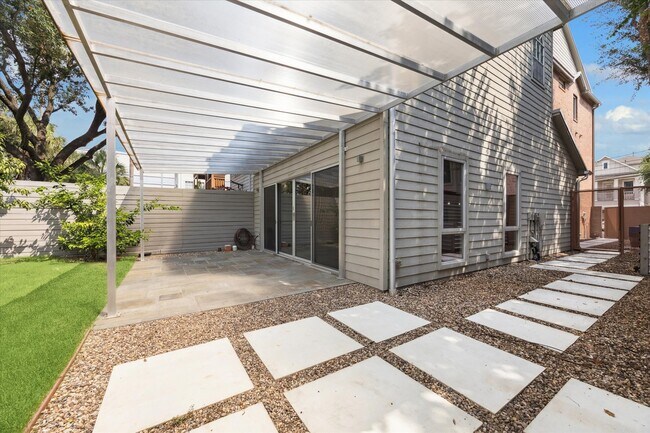 Building Photo - 1222 Marconi St