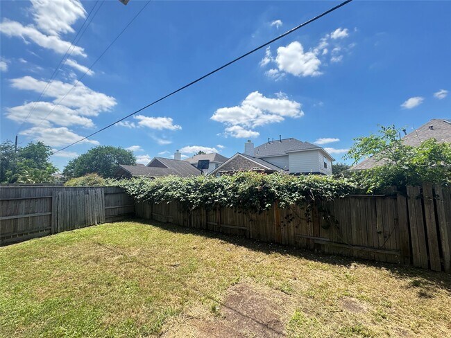 Building Photo - 5711 Vinemont Ln