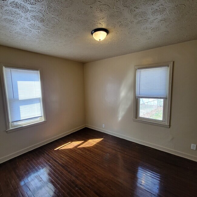 Building Photo - Cozy west side home!