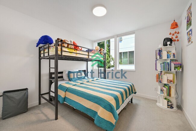 Building Photo - "Spacious 3-Bedroom Townhouse in Seattle's Vibrant Heart – 2 Full Baths & 1430 Sq Ft of Comfort!"
