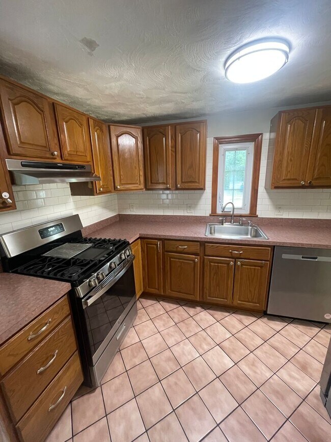 Building Photo - Townhouse on Spacious Corner Lot