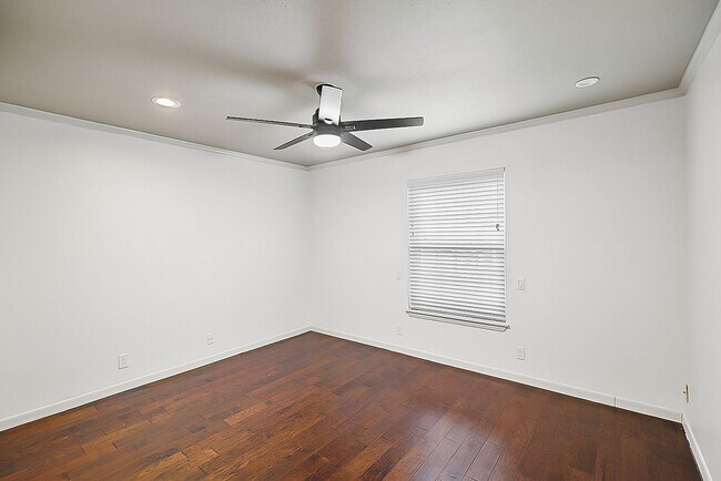 Building Photo - 102 Ruelle