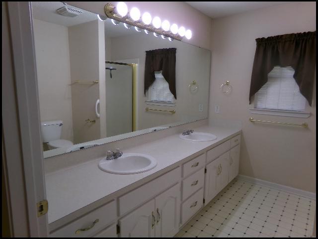 Building Photo - 1024 Colonial Dr