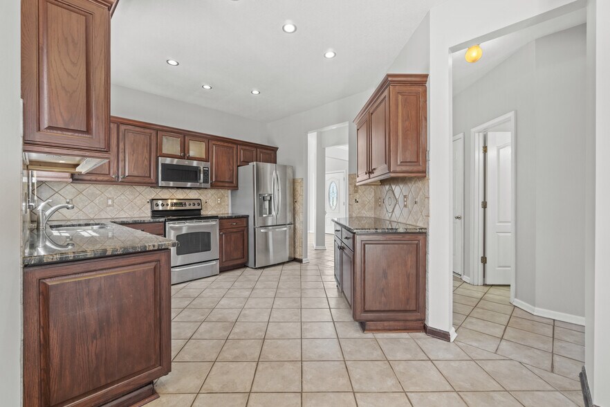 Building Photo - 305 Hidden Falls Ct