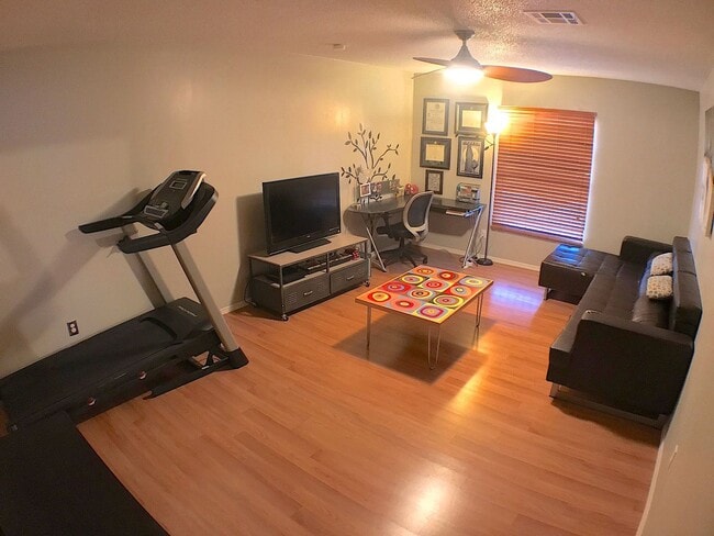 Building Photo - East El Paso 3bed/2bath Refrig A/C!