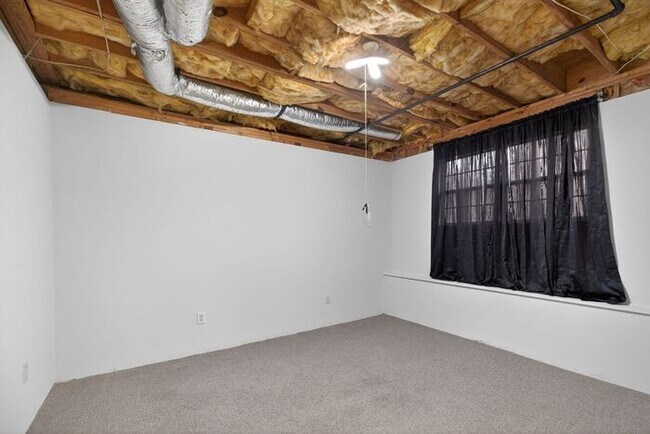 Building Photo - 3 bedroom Ranch with partially finished basement