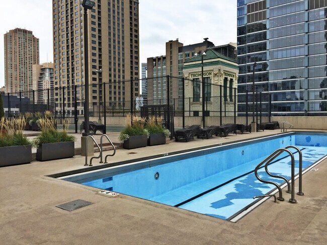Building Photo - River North High Rise 1b/1b with Fantastic...