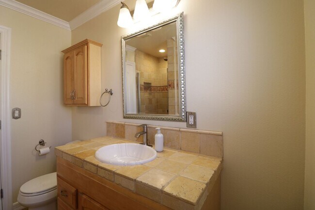 Building Photo - Charming home in West Hills adjacent neighborhood!