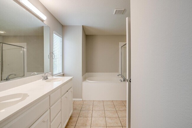 Building Photo - Large 4 Bedroom 3.5 Bathroom- Eagle Mounta...