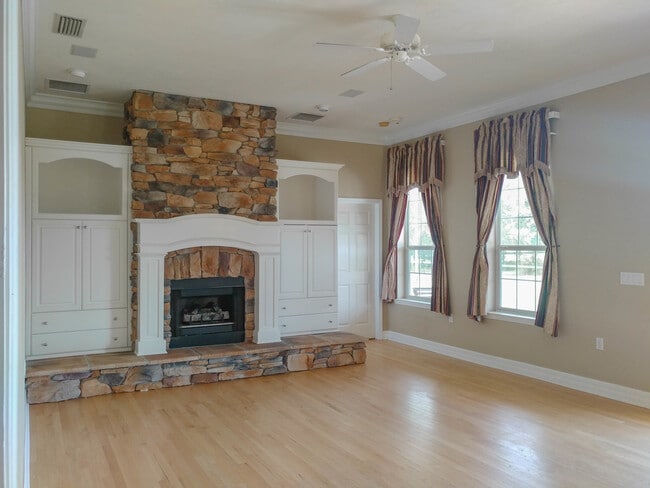 Building Photo - Idyllic Farmhouse in Newberry