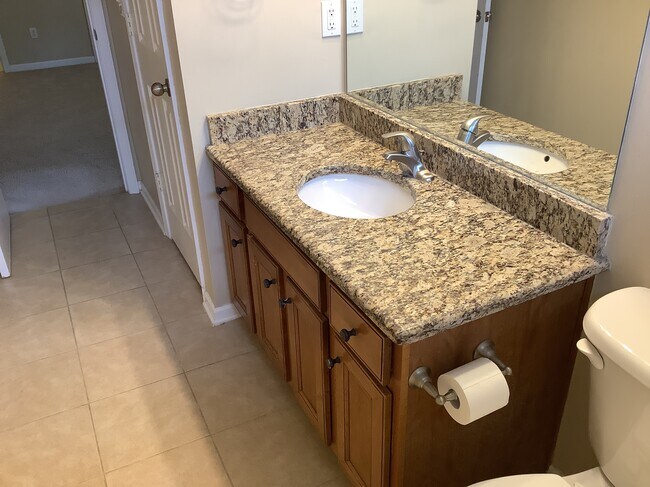 Building Photo - 11 Knoll Ridge Dr