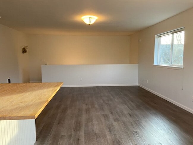 Building Photo - Spacious 1 bedroom 1 bath duplex in Hood River