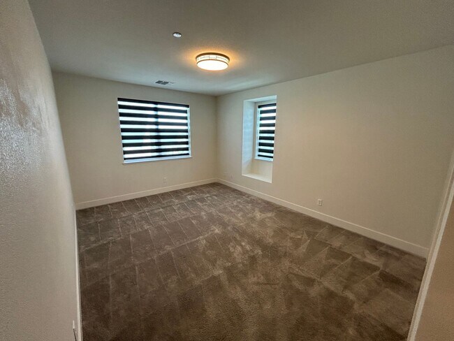 Building Photo - Spacious 4 Bed 2.5 Bath Home in Ellis with Solar!