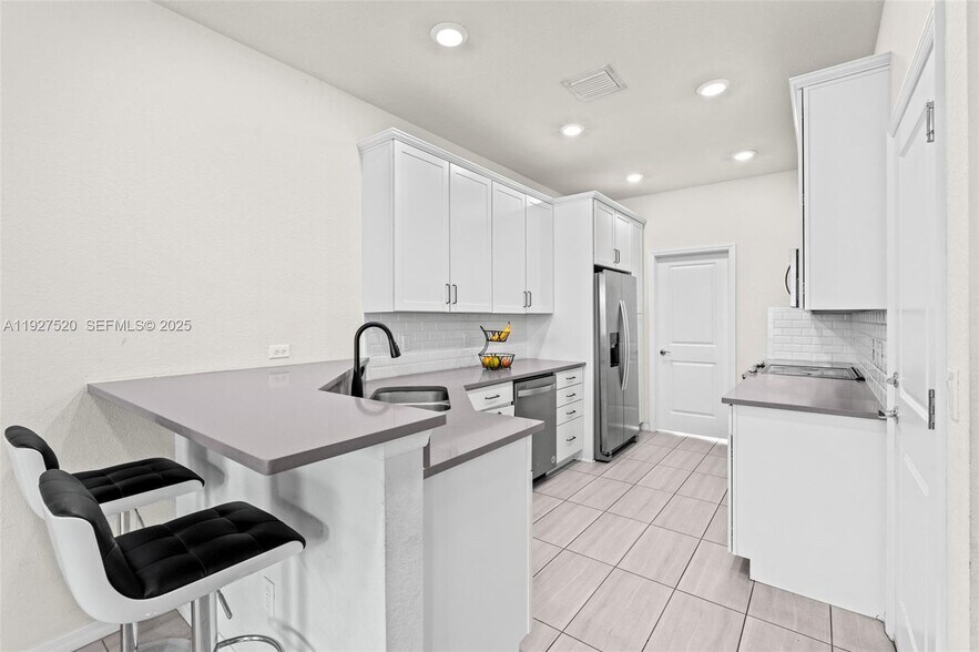 Building Photo - 1190 Eucalyptus Dr