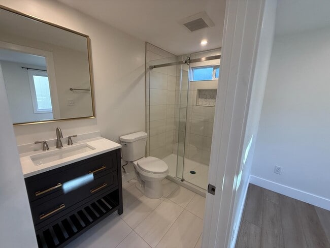 Building Photo - 811- 909 S Spruce Street