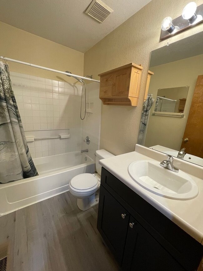 Building Photo - 3 Bedroom 2 Bath House in Thornton Available Now!