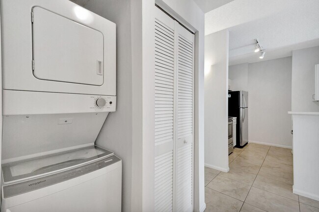 Building Photo - 720 S Sapodilla Ave