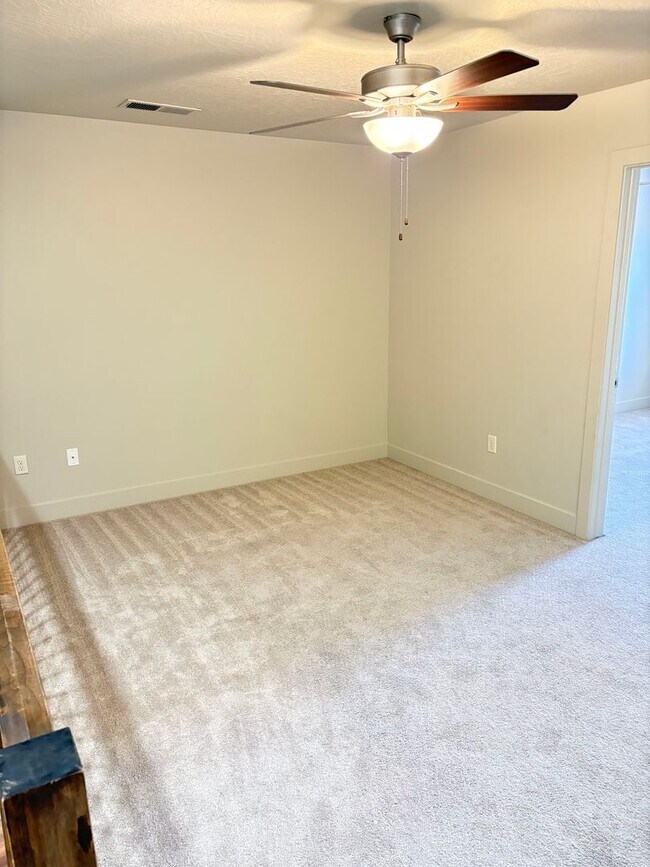 Building Photo - BEAUTIFUL TOWNHOME!