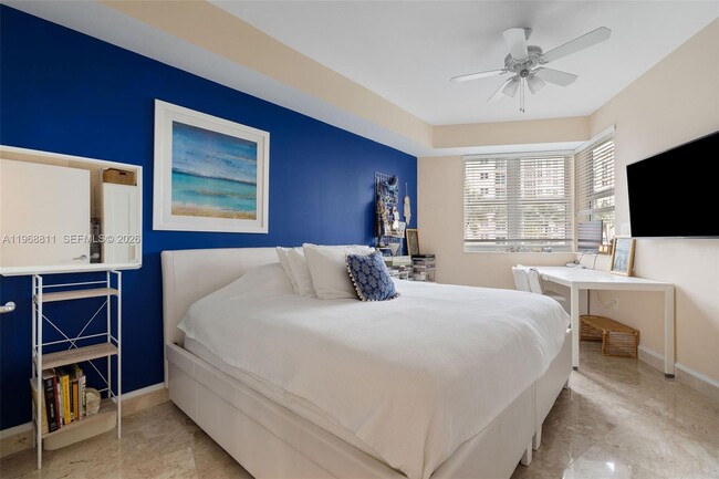 Building Photo - 19900 E Country Club Dr