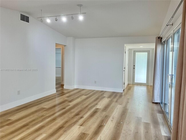 Building Photo - 10909 SW 117th Pl