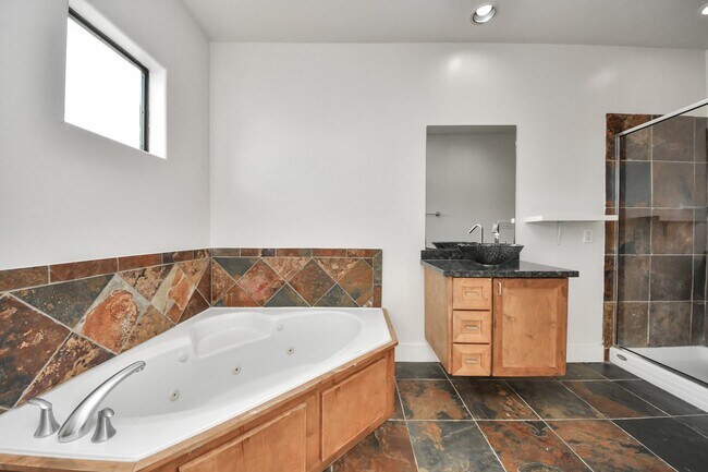 Building Photo - 2911 Chartres St