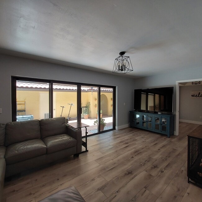 Building Photo - 3871 Alcantara Ave