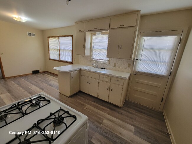 Building Photo - 244 N Fern St