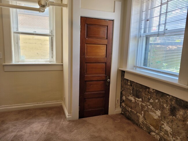 Interior Photo - 1210-12 Van Buren