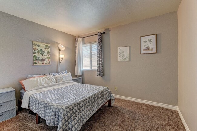 Building Photo - Beautiful condo at a great price!