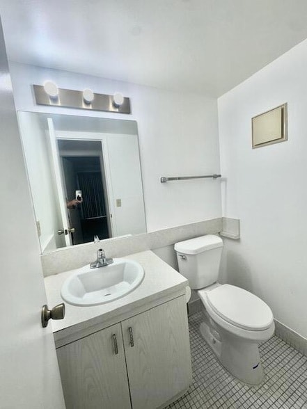 Building Photo - 3063 Ainslie Dr