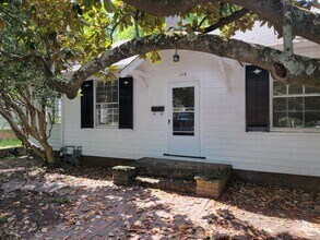 Building Photo - 2 Bedroom 1 Bathroom House!