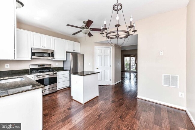 Building Photo - 20947 Colecroft Square