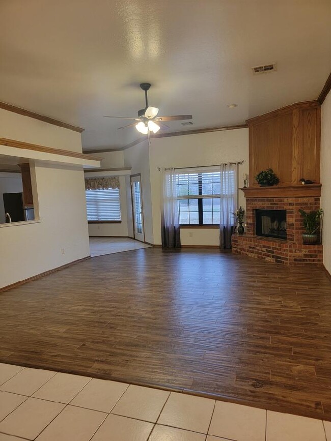 Building Photo - 8415 Valley Creek Dr