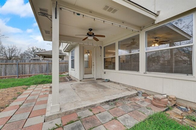 Building Photo - 1705 Darjeeling Dr