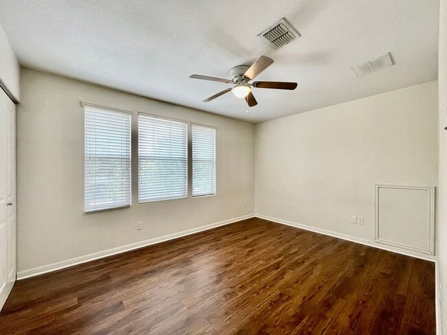 Building Photo - Superb Suburban Space! Multiple Living areas!