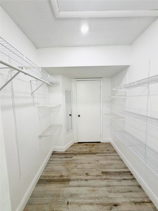 Building Photo - 2710 Riverside Dr